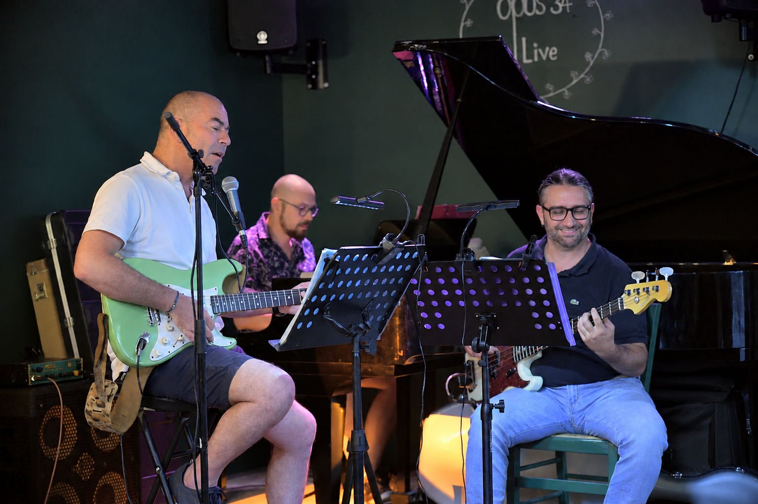 The Nikkies sur scène : chant et guitare, piano, basse